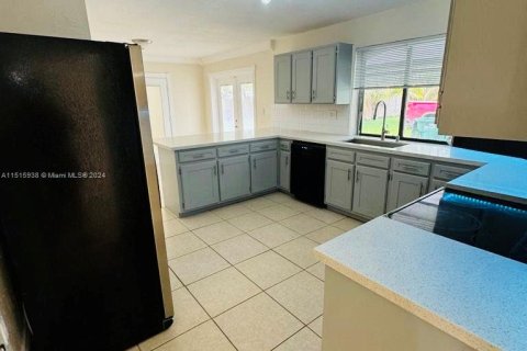 Casa en venta en Miami, Florida, 4 dormitorios, 182.09 m2 № 951919 - foto 15