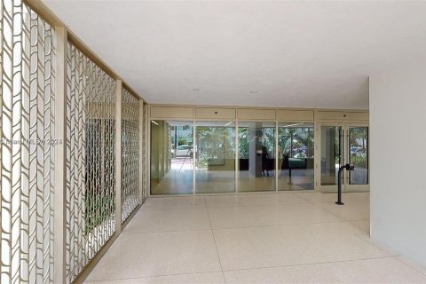 Condo in Miami Beach, Florida, 2 bedrooms  № 951965 - photo 23