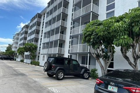 Copropriété à louer à North Miami Beach, Floride: 1 chambre, 67.63 m2 № 1347757 - photo 1