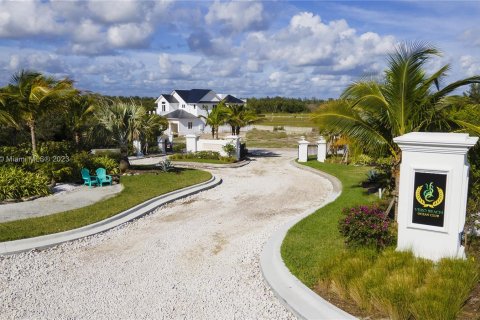 House in Hutchinson Island South, Florida 6 bedrooms, 664.81 sq.m. № 662311 - photo 15