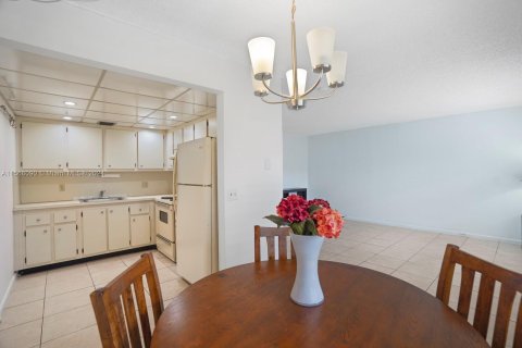 Condo in Pembroke Pines, Florida, 2 bedrooms  № 1102708 - photo 7