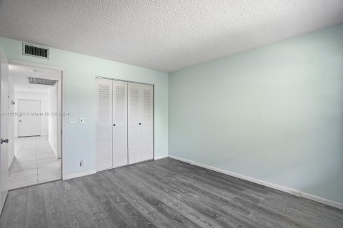 Condo in Pembroke Pines, Florida, 2 bedrooms  № 1102708 - photo 12