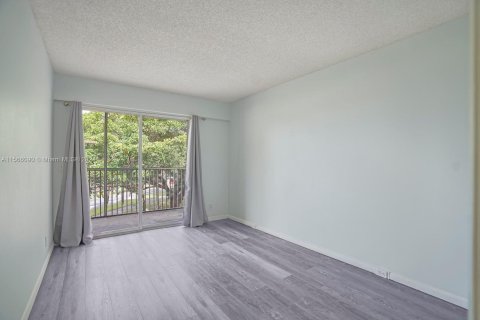 Condo in Pembroke Pines, Florida, 2 bedrooms  № 1102708 - photo 11