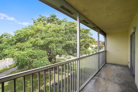 Condo in Pembroke Pines, Florida, 2 bedrooms  № 1102708 - photo 25