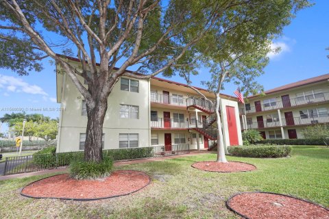 Copropriété à vendre à Pembroke Pines, Floride: 2 chambres, 88.63 m2 № 1102708 - photo 1