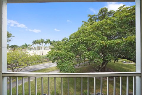 Condo in Pembroke Pines, Florida, 2 bedrooms  № 1102708 - photo 15