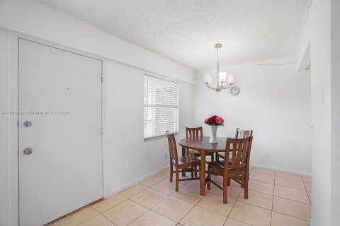 Copropriété à vendre à Pembroke Pines, Floride: 2 chambres, 88.63 m2 № 1102708 - photo 8