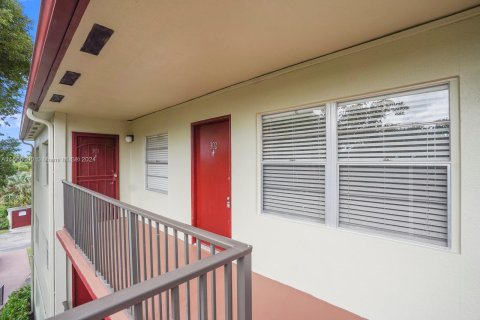 Condo in Pembroke Pines, Florida, 2 bedrooms  № 1102708 - photo 3