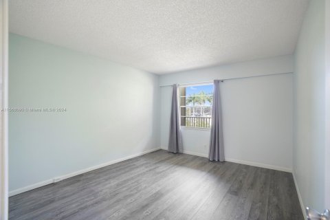 Condo in Pembroke Pines, Florida, 2 bedrooms  № 1102708 - photo 14