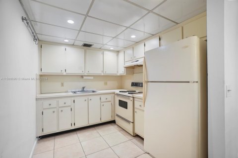 Condo in Pembroke Pines, Florida, 2 bedrooms  № 1102708 - photo 20