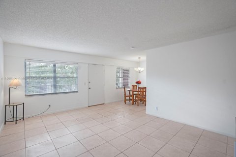 Condo in Pembroke Pines, Florida, 2 bedrooms  № 1102708 - photo 6