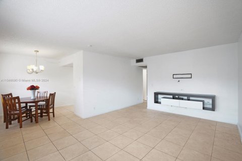 Copropriété à vendre à Pembroke Pines, Floride: 2 chambres, 88.63 m2 № 1102708 - photo 4