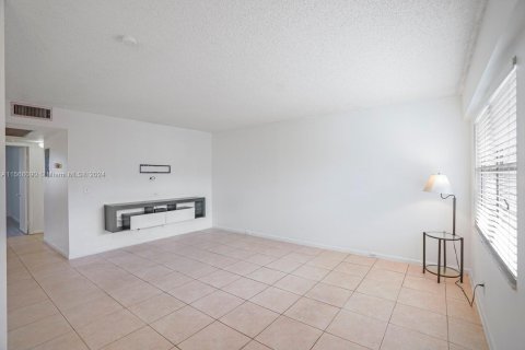 Copropriété à vendre à Pembroke Pines, Floride: 2 chambres, 88.63 m2 № 1102708 - photo 5