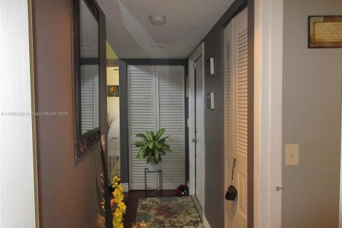 Townhouse in Hialeah, Florida 2 bedrooms, 146.97 sq.m. № 1102753 - photo 4