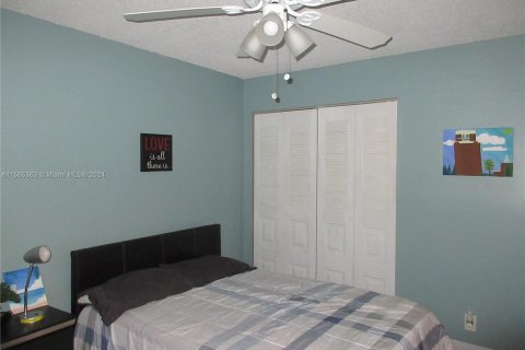 Townhouse in Hialeah, Florida 2 bedrooms, 146.97 sq.m. № 1102753 - photo 16