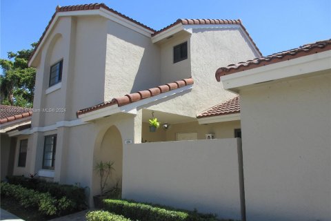 Townhouse in Hialeah, Florida 2 bedrooms, 146.97 sq.m. № 1102753 - photo 1