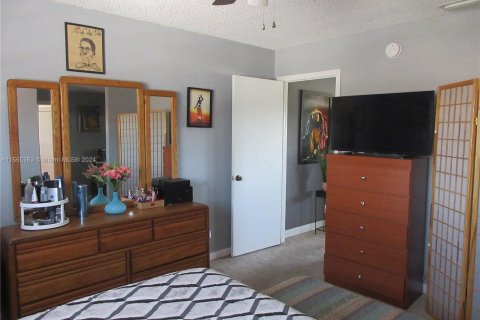 Adosado en venta en Hialeah, Florida, 2 dormitorios, 146.97 m2 № 1102753 - foto 27