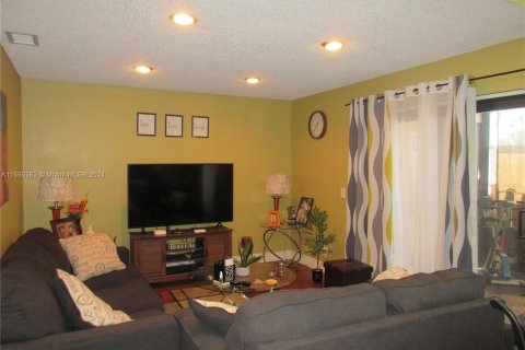 Townhouse in Hialeah, Florida 2 bedrooms, 146.97 sq.m. № 1102753 - photo 12