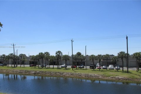 Touwnhouse à vendre à Hialeah, Floride: 2 chambres, 146.97 m2 № 1102753 - photo 30