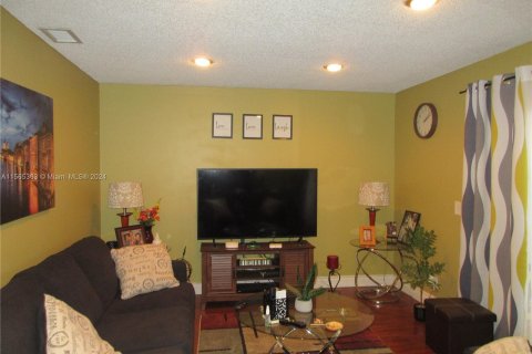 Townhouse in Hialeah, Florida 2 bedrooms, 146.97 sq.m. № 1102753 - photo 13