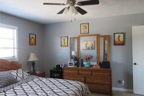 Adosado en venta en Hialeah, Florida, 2 dormitorios, 146.97 m2 № 1102753 - foto 26