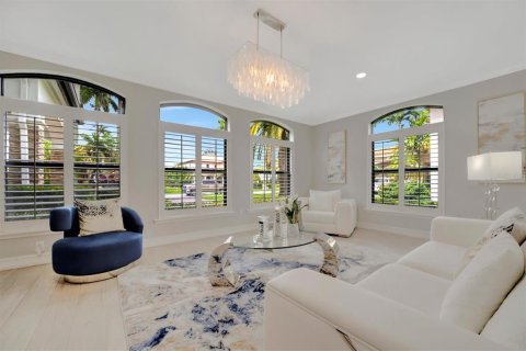 House in Miami, Florida 5 bedrooms, 319.49 sq.m. № 1339354 - photo 10