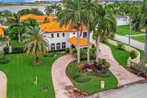 Villa ou maison à vendre à Miami, Floride: 5 chambres, 319.49 m2 № 1339354 - photo 2