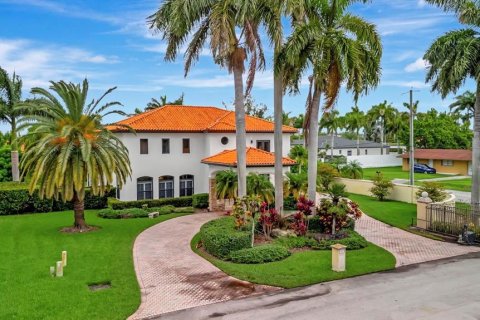 Villa ou maison à vendre à Miami, Floride: 5 chambres, 319.49 m2 № 1339354 - photo 1