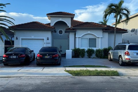 House in Miami, Florida 3 bedrooms, 159.98 sq.m. № 1354529 - photo 1