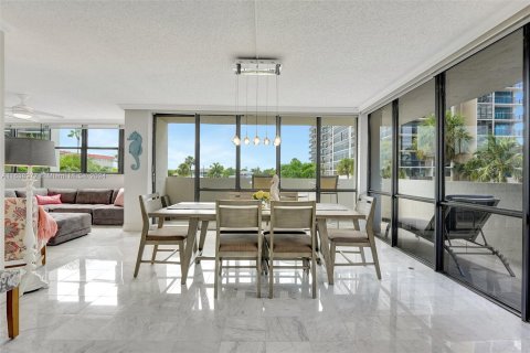 Condominio en venta en Hallandale Beach, Florida, 2 dormitorios, 117.99 m2 № 1321475 - foto 9