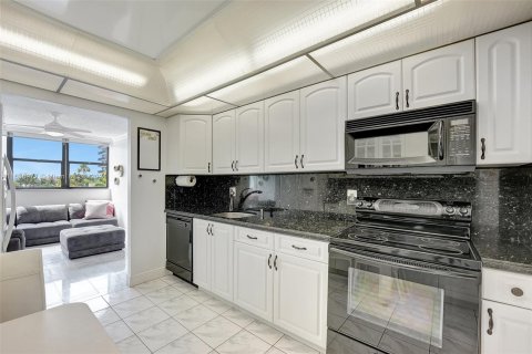 Copropriété à vendre à Hallandale Beach, Floride: 2 chambres, 117.99 m2 № 1321475 - photo 18