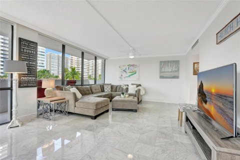 Condo in Hallandale Beach, Florida, 2 bedrooms  № 1321475 - photo 5