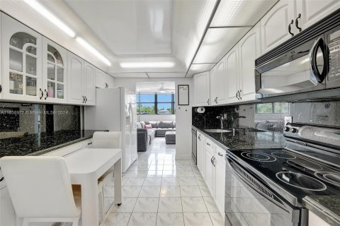 Copropriété à vendre à Hallandale Beach, Floride: 2 chambres, 117.99 m2 № 1321475 - photo 16