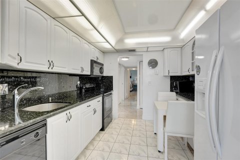 Copropriété à vendre à Hallandale Beach, Floride: 2 chambres, 117.99 m2 № 1321475 - photo 19