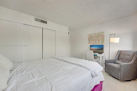 Copropriété à vendre à Hallandale Beach, Floride: 2 chambres, 117.99 m2 № 1321475 - photo 28