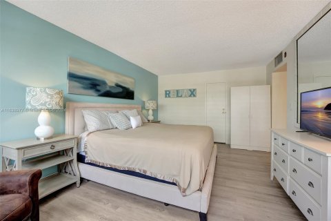 Condo in Hallandale Beach, Florida, 2 bedrooms  № 1321475 - photo 24