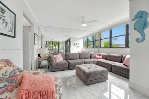 Condo in Hallandale Beach, Florida, 2 bedrooms  № 1321475 - photo 8