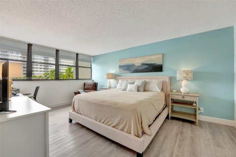 Condo in Hallandale Beach, Florida, 2 bedrooms  № 1321475 - photo 22