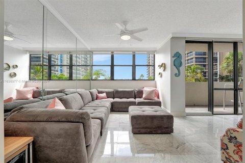 Copropriété à vendre à Hallandale Beach, Floride: 2 chambres, 117.99 m2 № 1321475 - photo 14