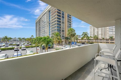 Copropriété à vendre à Hallandale Beach, Floride: 2 chambres, 117.99 m2 № 1321475 - photo 4