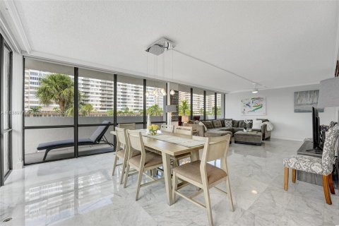 Condo in Hallandale Beach, Florida, 2 bedrooms  № 1321475 - photo 12