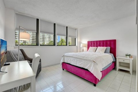 Copropriété à vendre à Hallandale Beach, Floride: 2 chambres, 117.99 m2 № 1321475 - photo 27