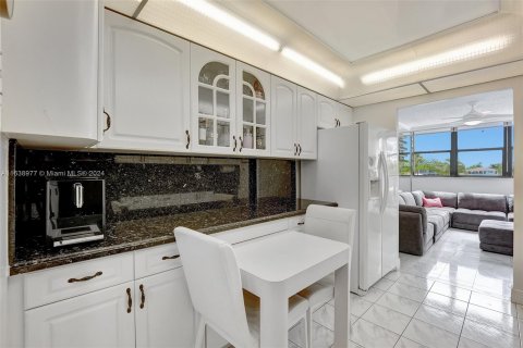 Copropriété à vendre à Hallandale Beach, Floride: 2 chambres, 117.99 m2 № 1321475 - photo 17