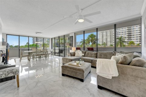 Copropriété à vendre à Hallandale Beach, Floride: 2 chambres, 117.99 m2 № 1321475 - photo 1