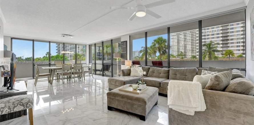 Condominio en Hallandale Beach, Florida, 2 dormitorios  № 1321475