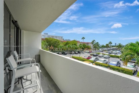 Condo in Hallandale Beach, Florida, 2 bedrooms  № 1321475 - photo 3