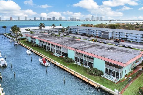 Condominio en venta en North Palm Beach, Florida, 2 dormitorios, 94.2 m2 № 1007539 - foto 2
