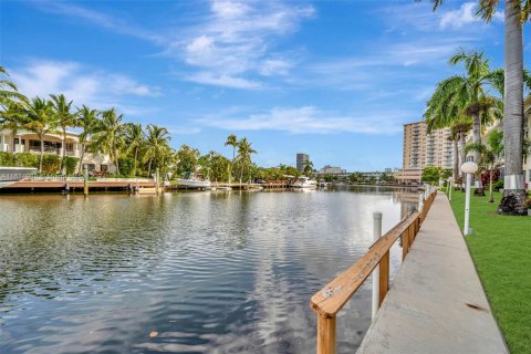 Condo in Hallandale Beach, Florida, 2 bedrooms  № 1294855 - photo 10