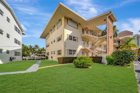 Copropriété à vendre à Hallandale Beach, Floride: 2 chambres, 97.55 m2 № 1294855 - photo 1