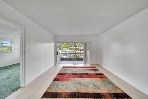 Condo in Hallandale Beach, Florida, 2 bedrooms  № 1294855 - photo 21